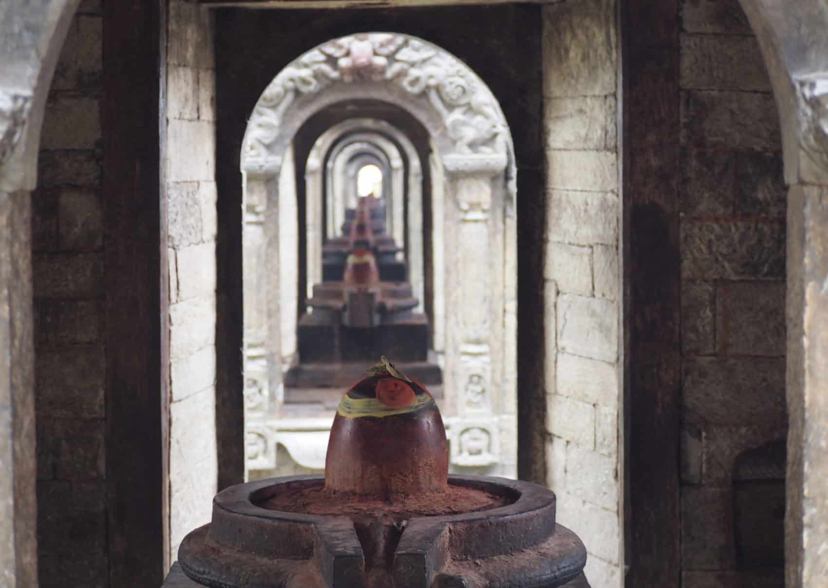 chaityas alignées à Pashupatinath