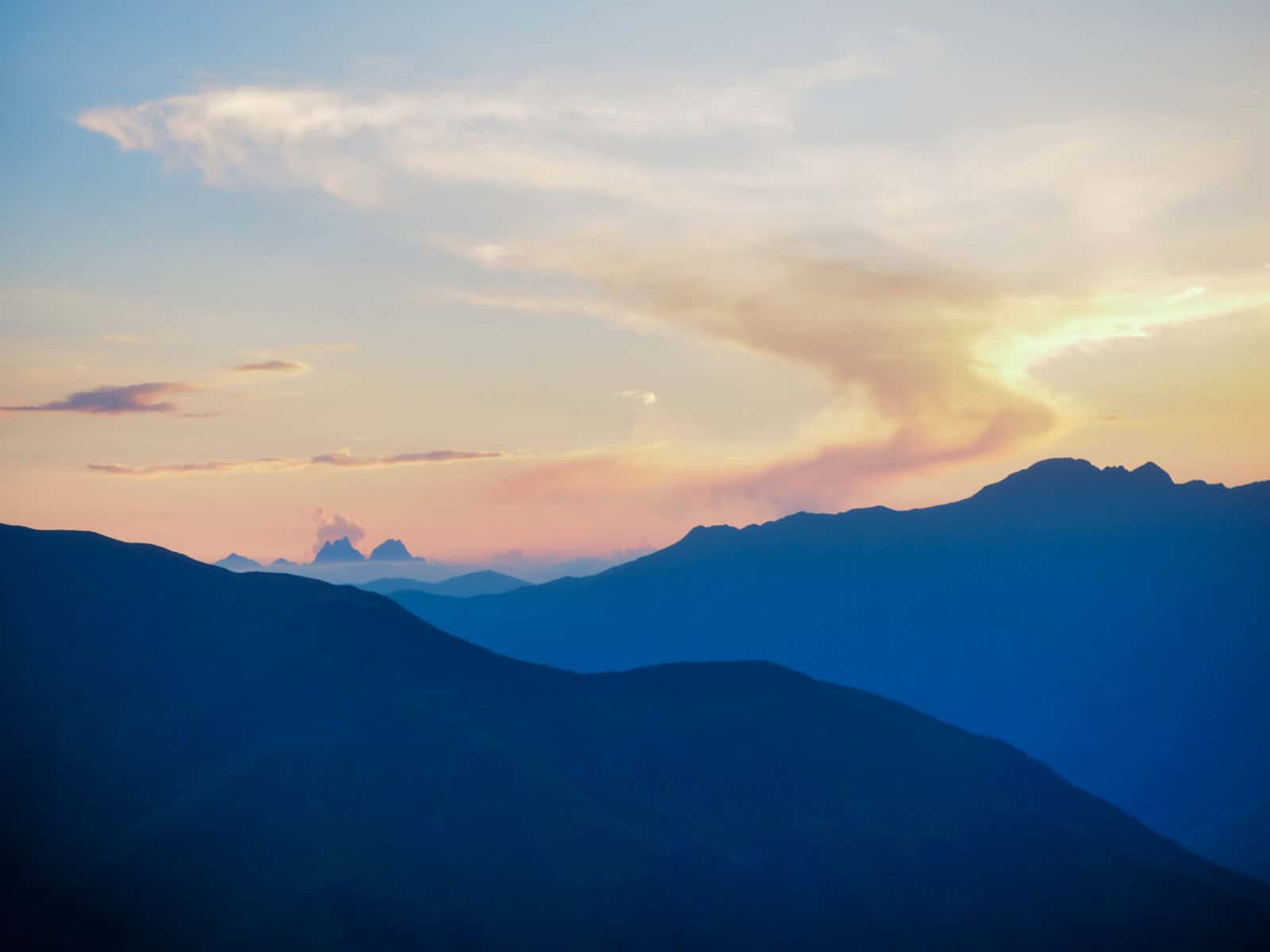 vaches et chevaux lac Song kul