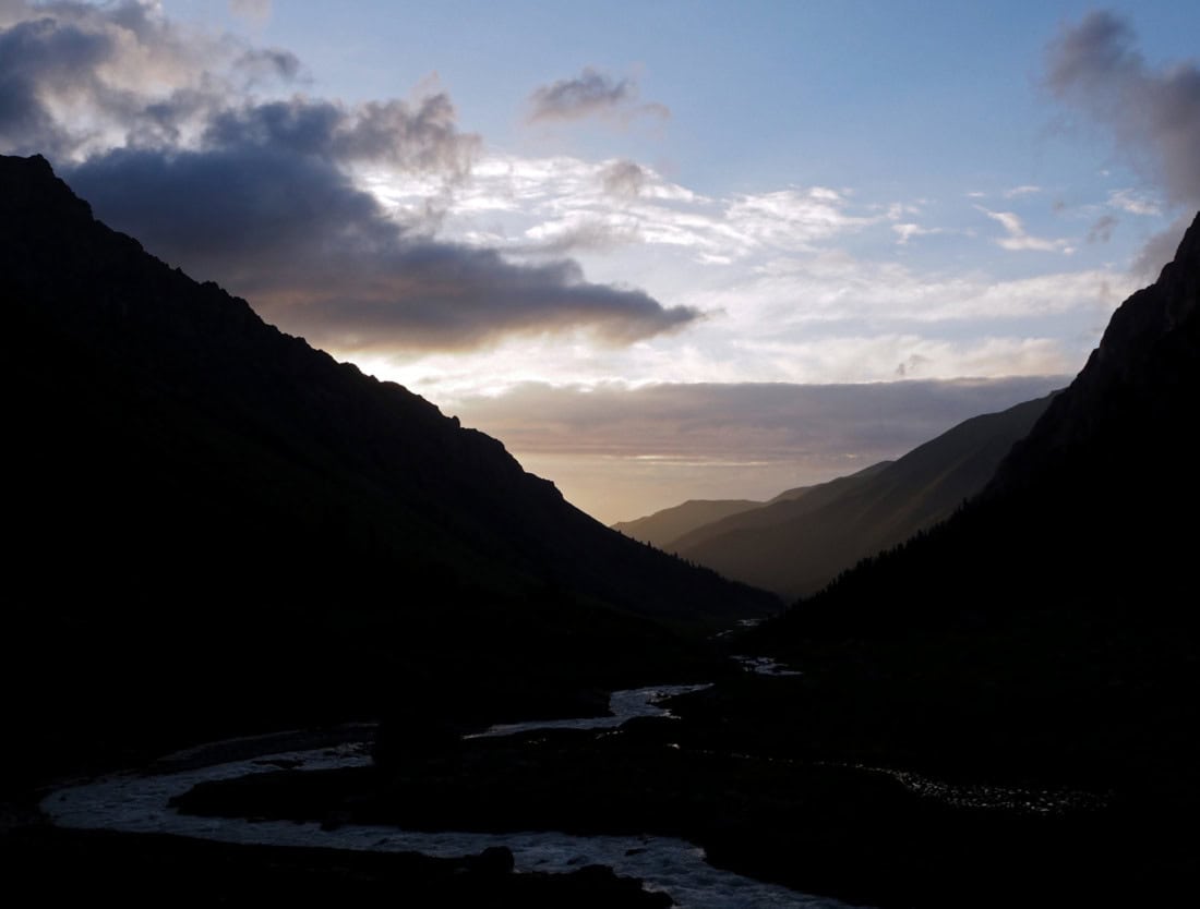 Crépuscule dans la vallée