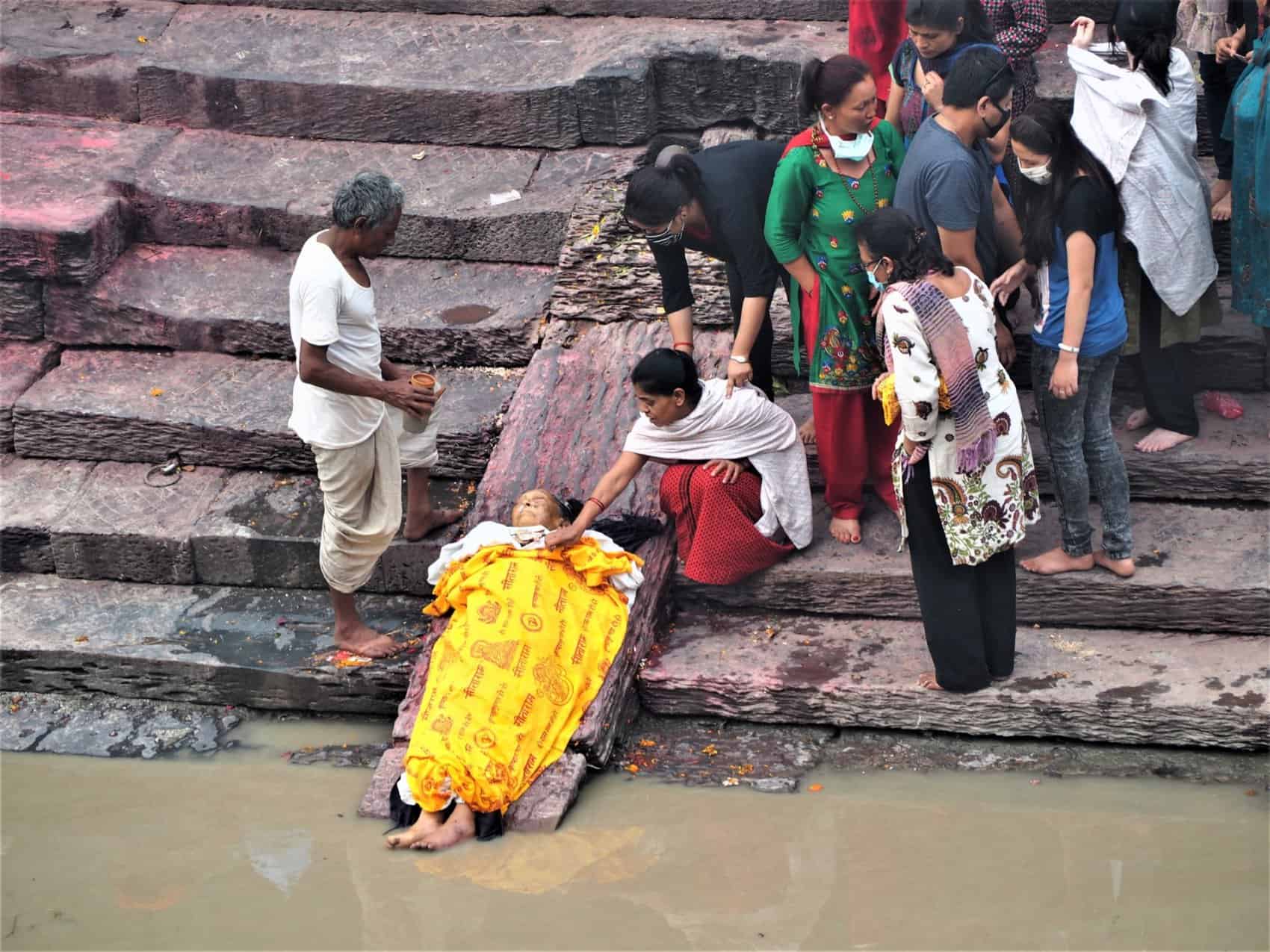 rituel de lavage dans la Bagmati