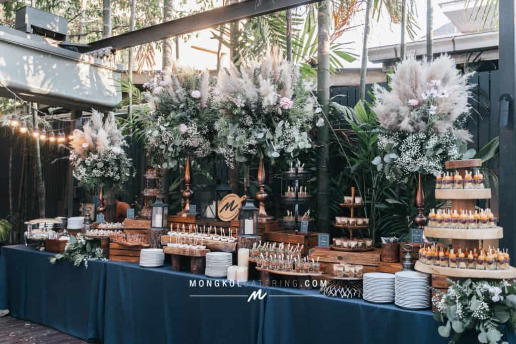 จัดบุฟเฟต์พร้อมค็อกเทล บรรยากาศ บ้านร่วมสมัยแสนสวยที่ บ้านใน จัดอาหารสองแบบในงานเดียวกันแบบนี้ก็เก๋เหมือนกันนะคะ ^^ สนใจจัดงานแต่งงานบริการครบวงจรติดต่อเรา วางแผนปรึกษา จัดงานภายในงบได้เลยค่า