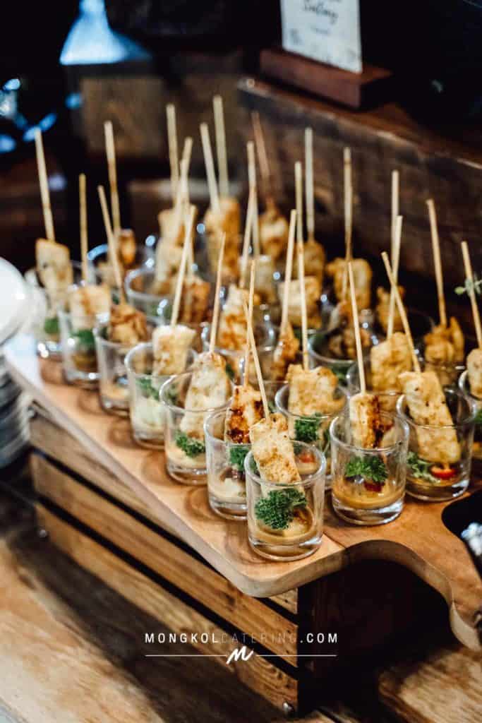 งานแต่งงาน สไตล์ Rustic Greenery พร้อมจัดโต๊ะนั่งทานสวยงาม @ About Studio