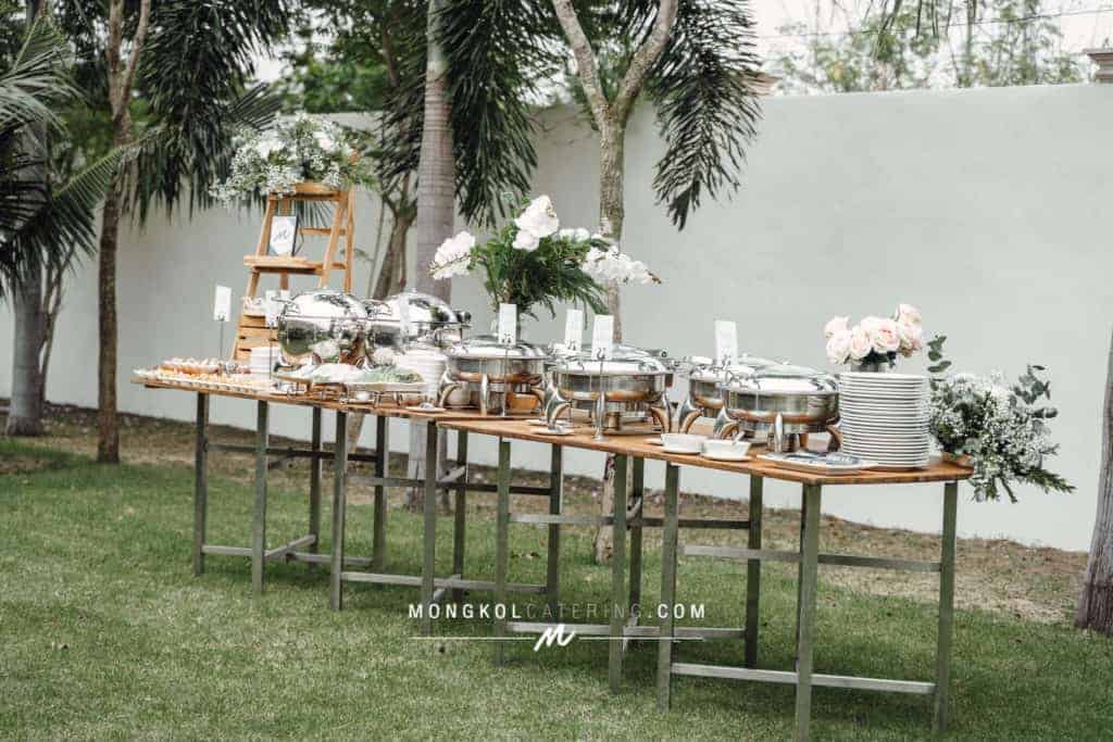 จัดเลี้ยงบุฟเฟต์ งานแต่งงานในสวนที่บ้าน
