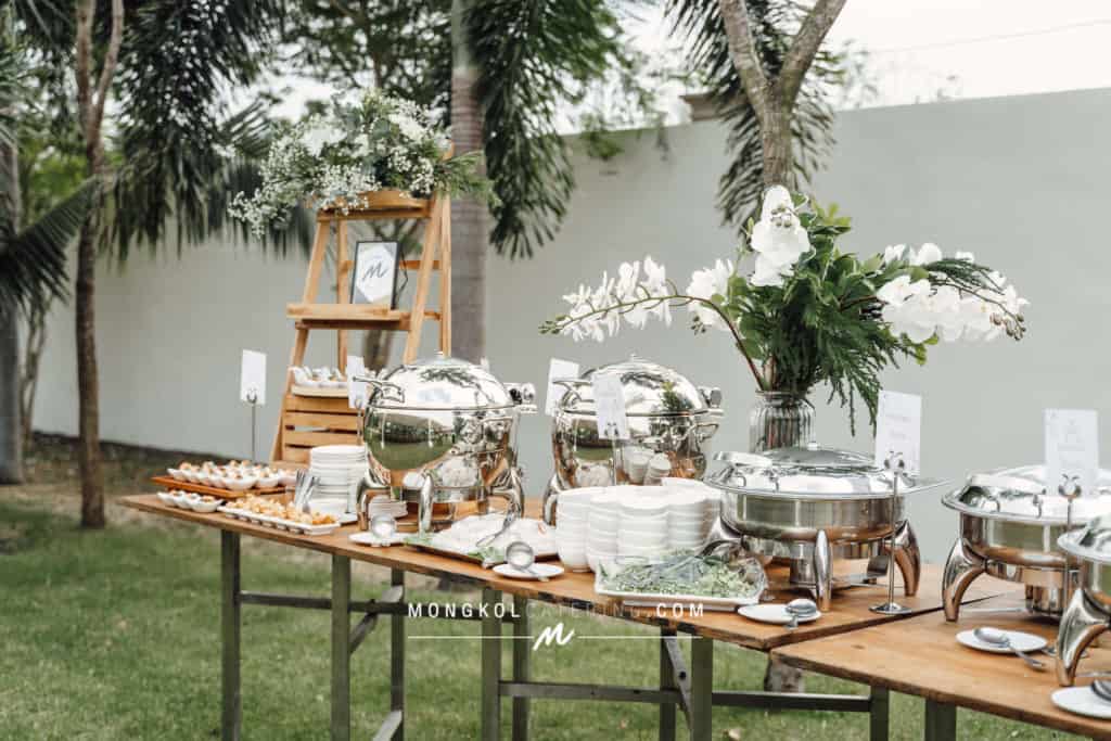 จัดเลี้ยงบุฟเฟต์ งานแต่งงานในสวนที่บ้าน