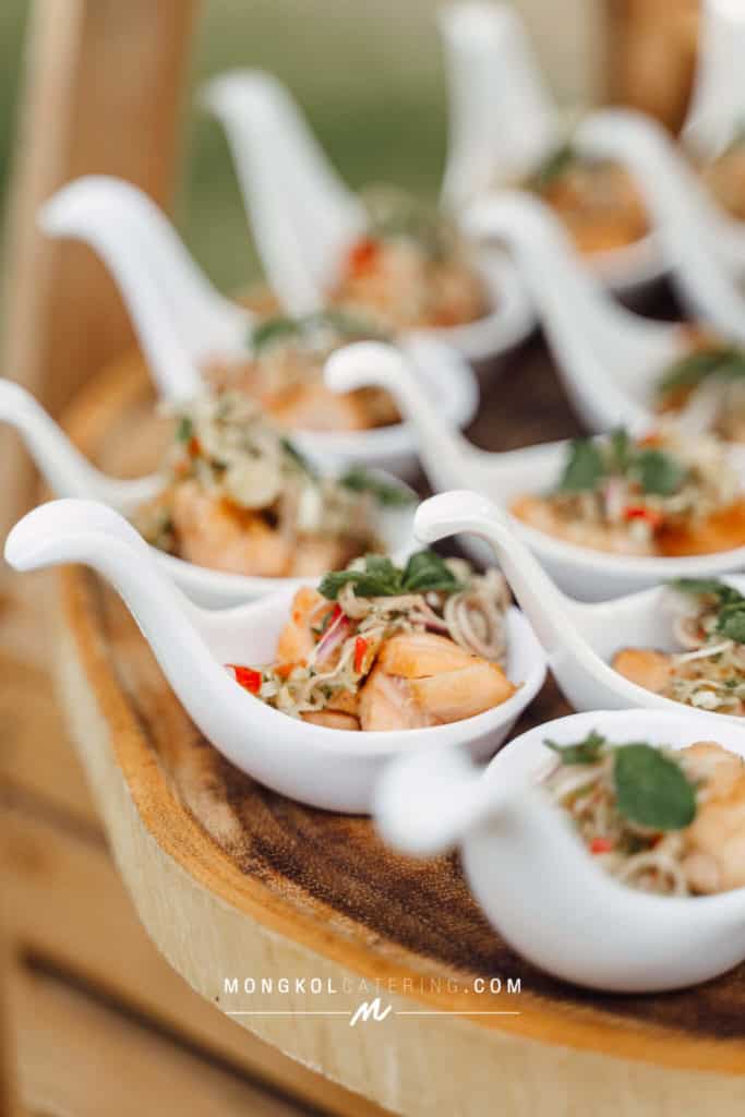 จัดเลี้ยงบุฟเฟต์ งานแต่งงานในสวนที่บ้าน