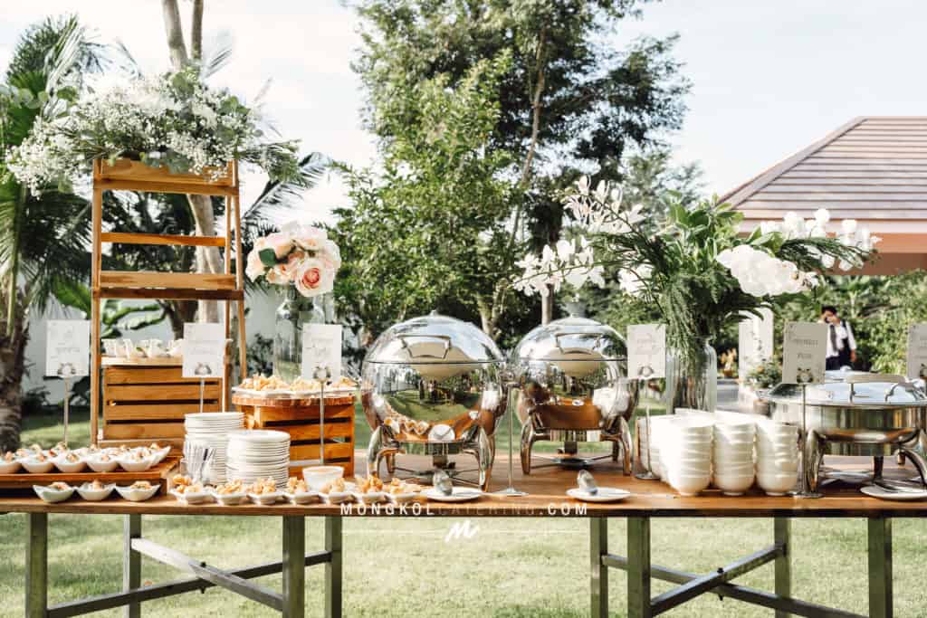 จัดเลี้ยงบุฟเฟต์ งานแต่งงานในสวนที่บ้าน