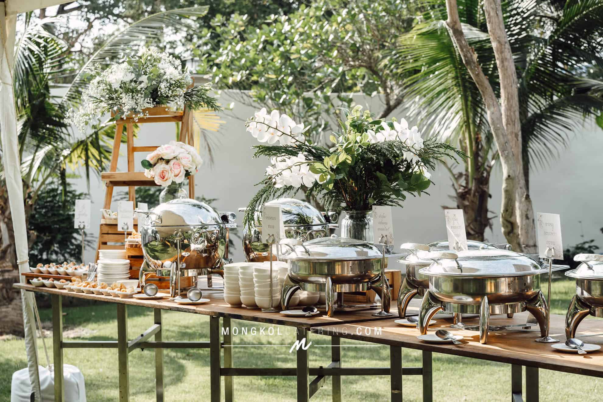 จัดเลี้ยงบุฟเฟต์ งานแต่งงานในสวนที่บ้าน