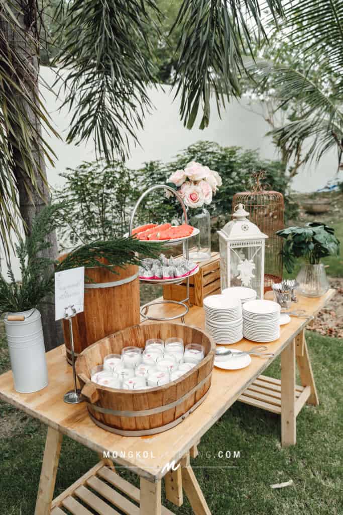 จัดเลี้ยงบุฟเฟต์ งานแต่งงานในสวนที่บ้าน