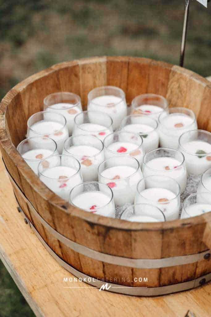 จัดเลี้ยงบุฟเฟต์ งานแต่งงานในสวนที่บ้าน