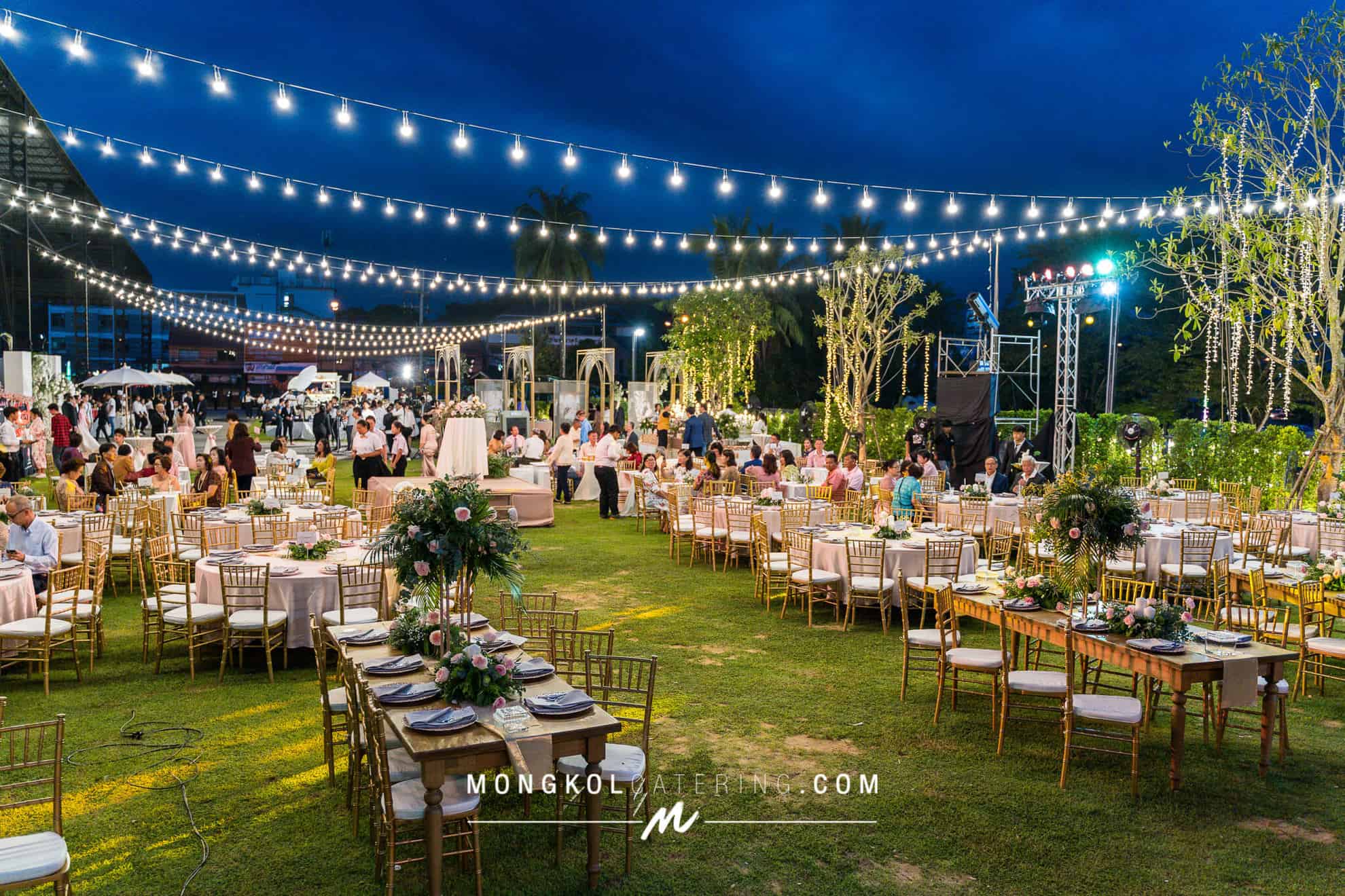 งานแต่งงาน จัดเลี้ยงค็อกเทล พร้อมจัดโต๊ะตีมชมพูไม้ @ สนามฟุตซอล จันทบุรี