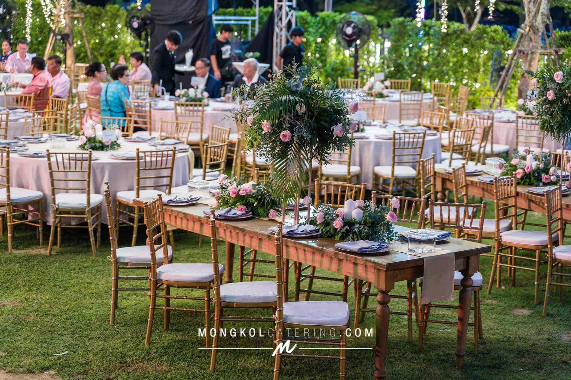 งานแต่งงาน จัดเลี้ยงค็อกเทล พร้อมจัดโต๊ะตีมชมพูไม้ @ สนามฟุตซอล จันทบุรี
