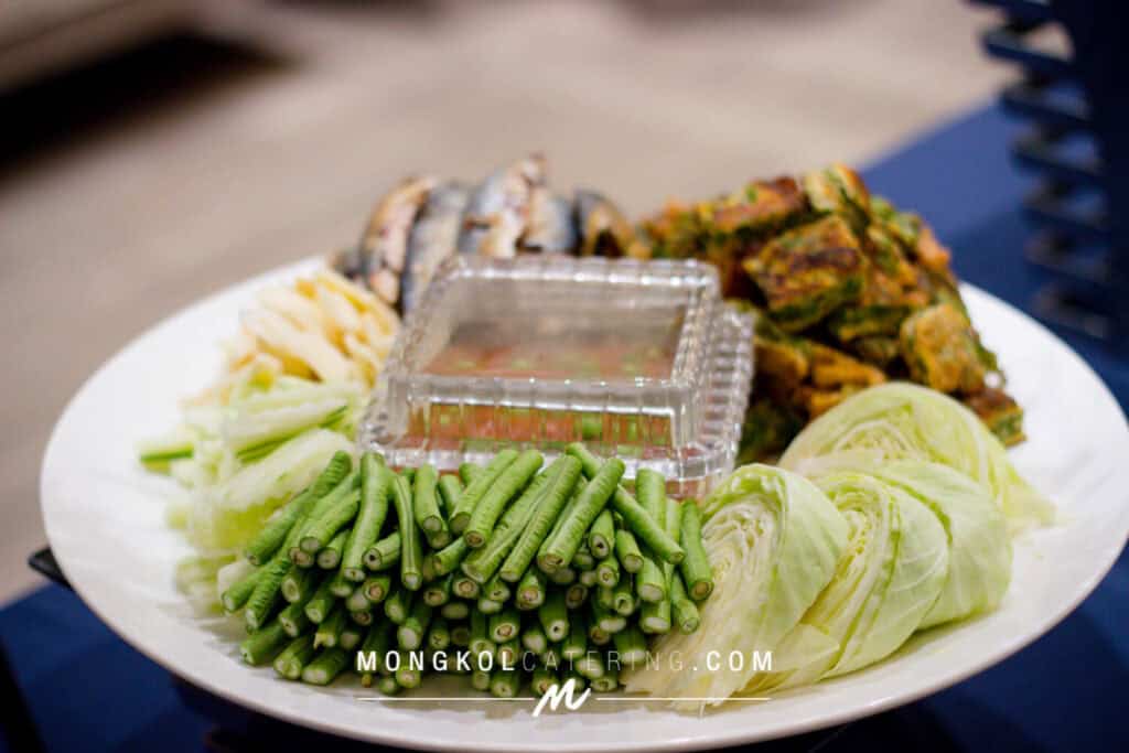 Fresh vegetable platter with dipping sauce at Mongkol Catering Thailand event service.