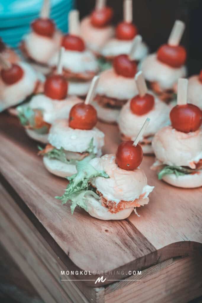 จัดเลี้ยงค๊อฟฟี่เบรค ค็อกเทล งานแต่ง ตีมเขียวไม้ @ About Studio