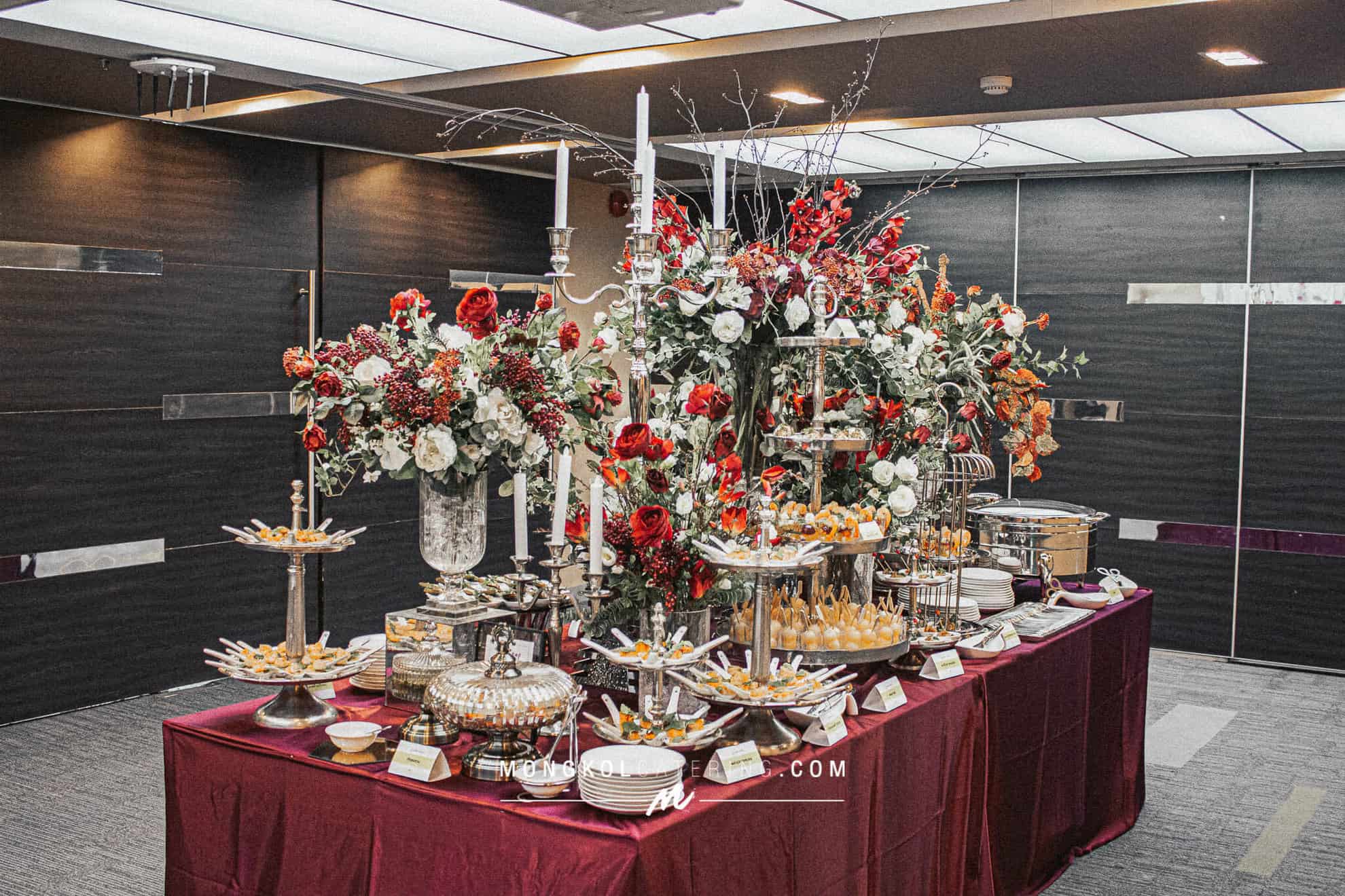 จัดเลี้ยงบริษัท ด้วยค็อกเทล จัดโต๊ะสวยๆตีมแดงที่  Prima Marine