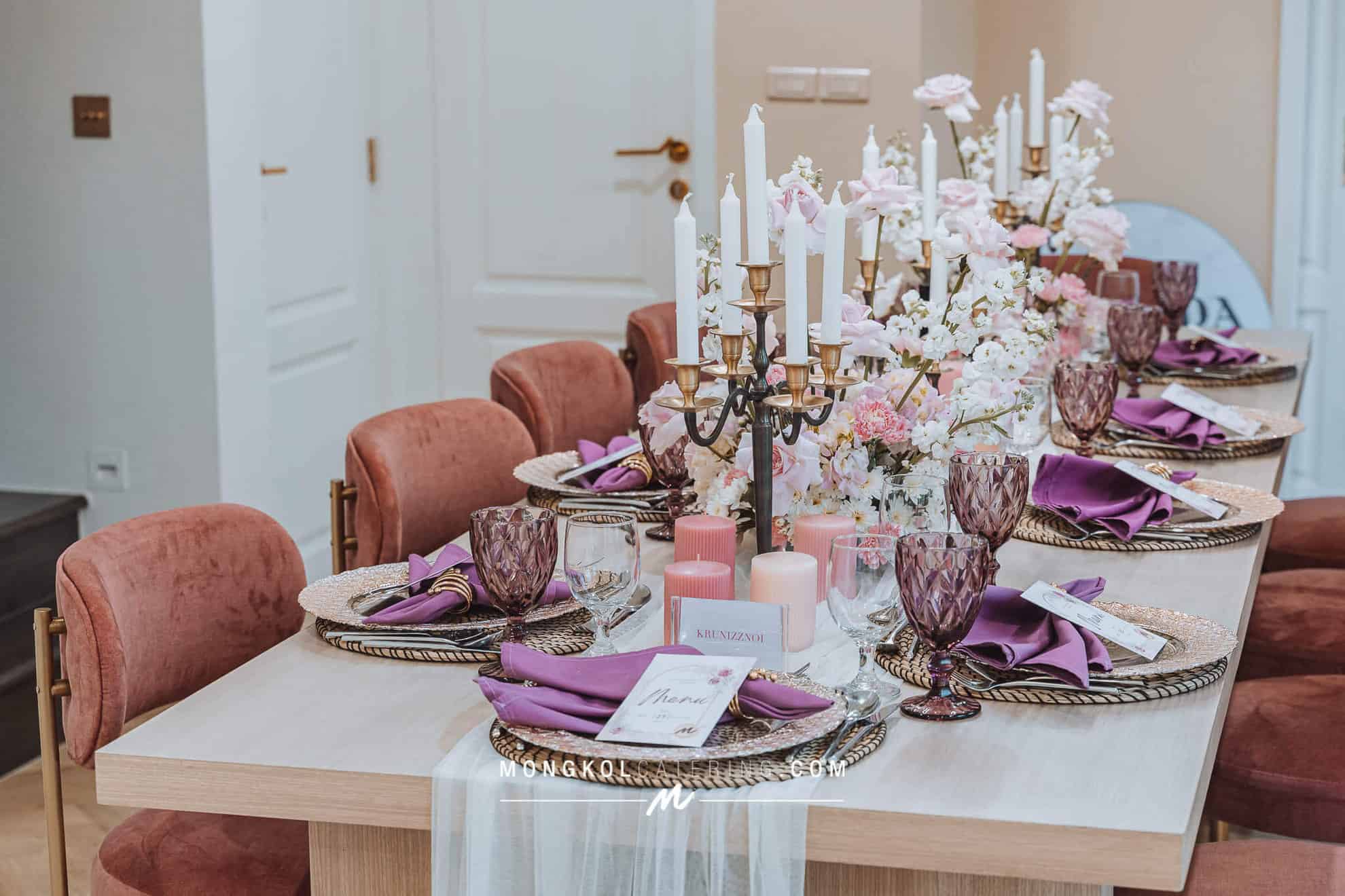 จัดเลี้ยง VIP Sit Down จัดตกแต่งโต๊ะ Long Table ตีมชมพู