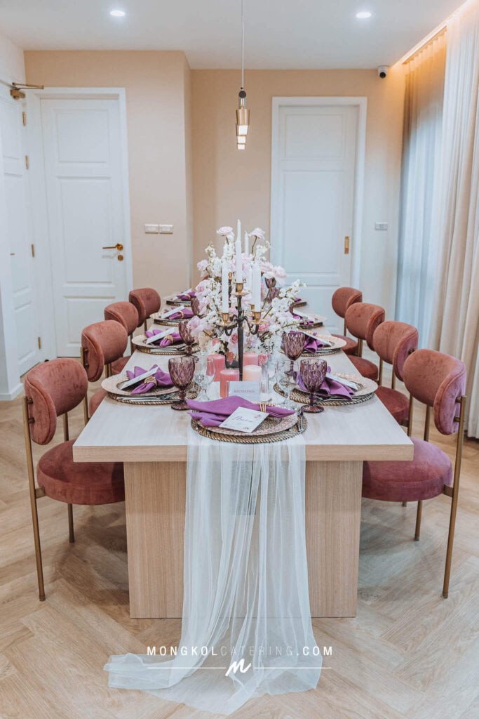 จัดเลี้ยง VIP Sit Down จัดตกแต่งโต๊ะ Long Table ตีมชมพู