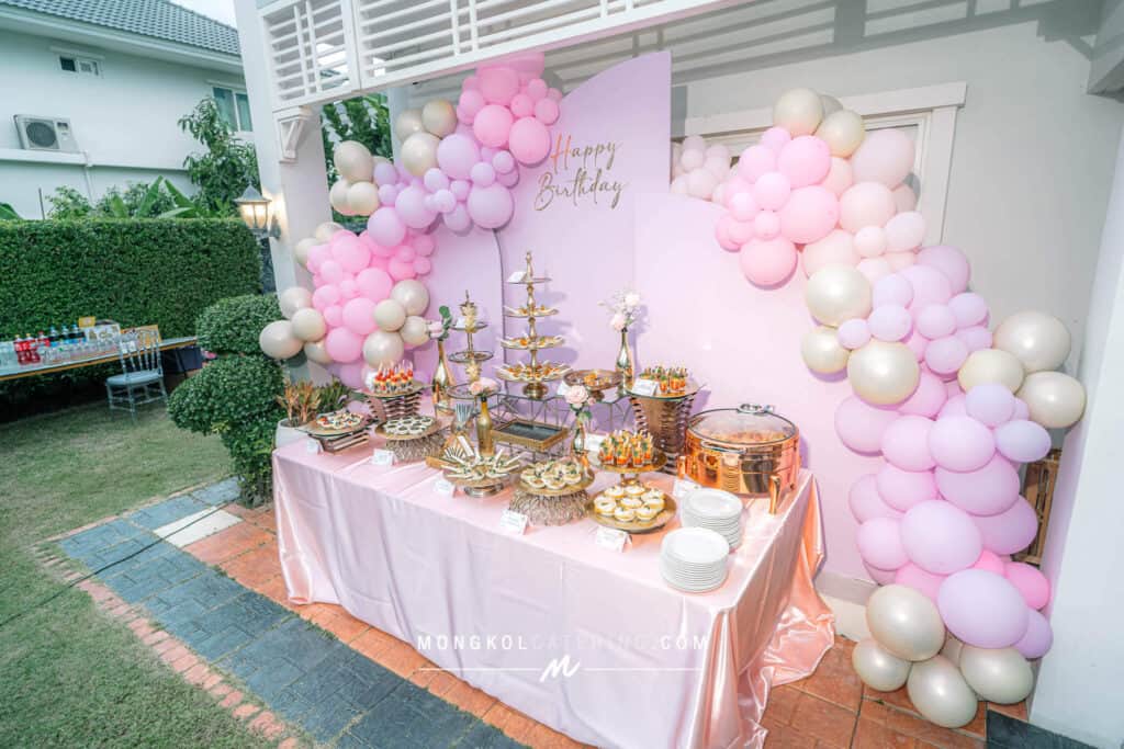 งานวันเกิดลูกเด็กน้อย ตีมลูกโป่งสีชมพูพร้อมฉาก