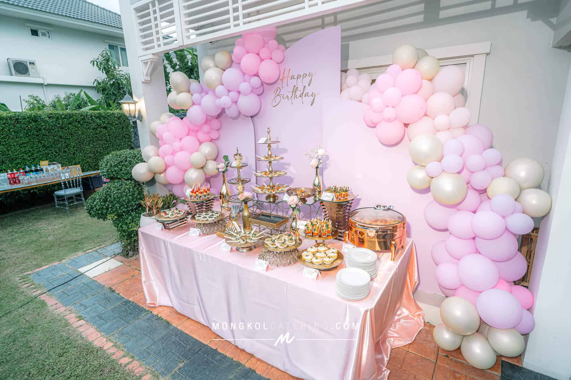 งานวันเกิดลูกเด็กน้อย ตีมลูกโป่งสีชมพูพร้อมฉาก