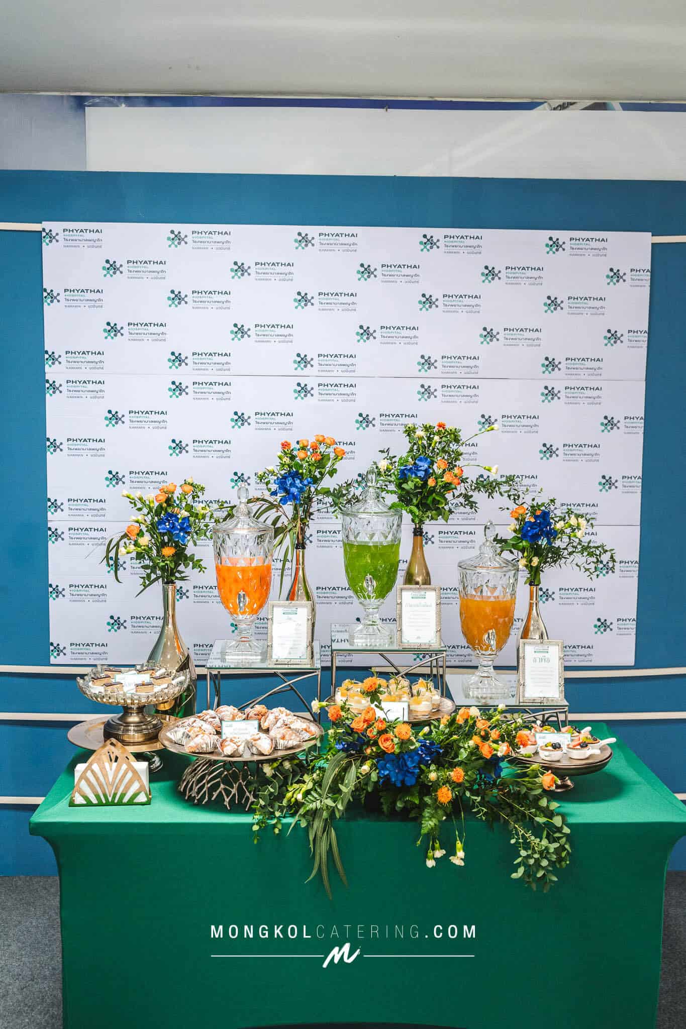 จัดโต๊ะขนมเบรกสวยๆ พร้อมเครื่องดื่มตีมสีเขียว @ โรงพยาบาลพญาไท