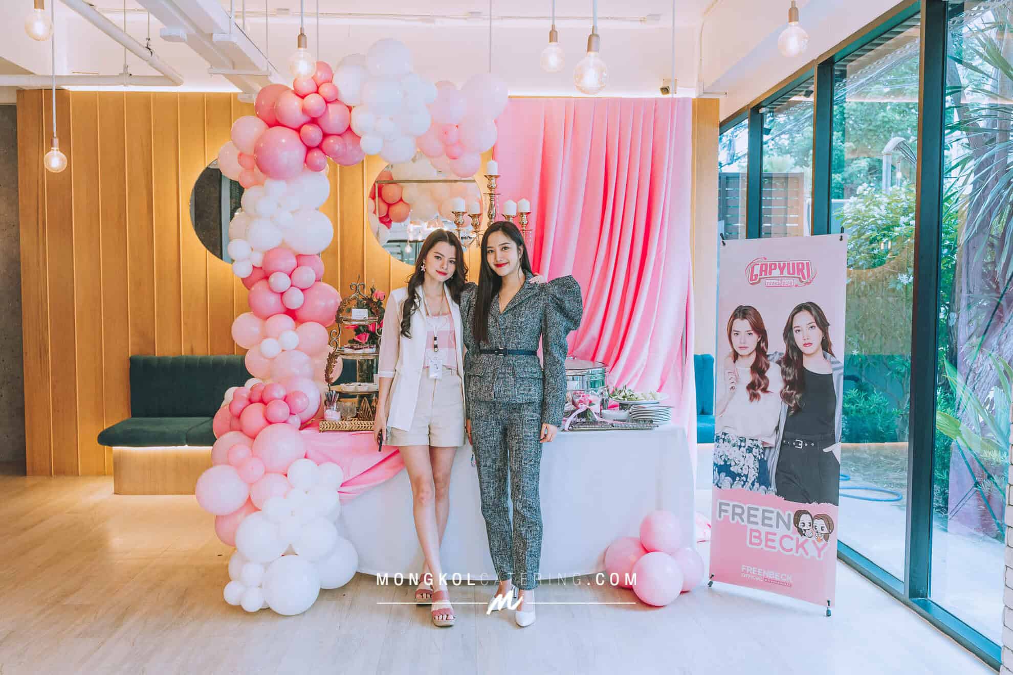 จัดค็อกเทลพร้อมฉากบอลลูนสีชมพู สำหรับ งานปิดกอง ทฤษฎี สีชมพู freenbecky