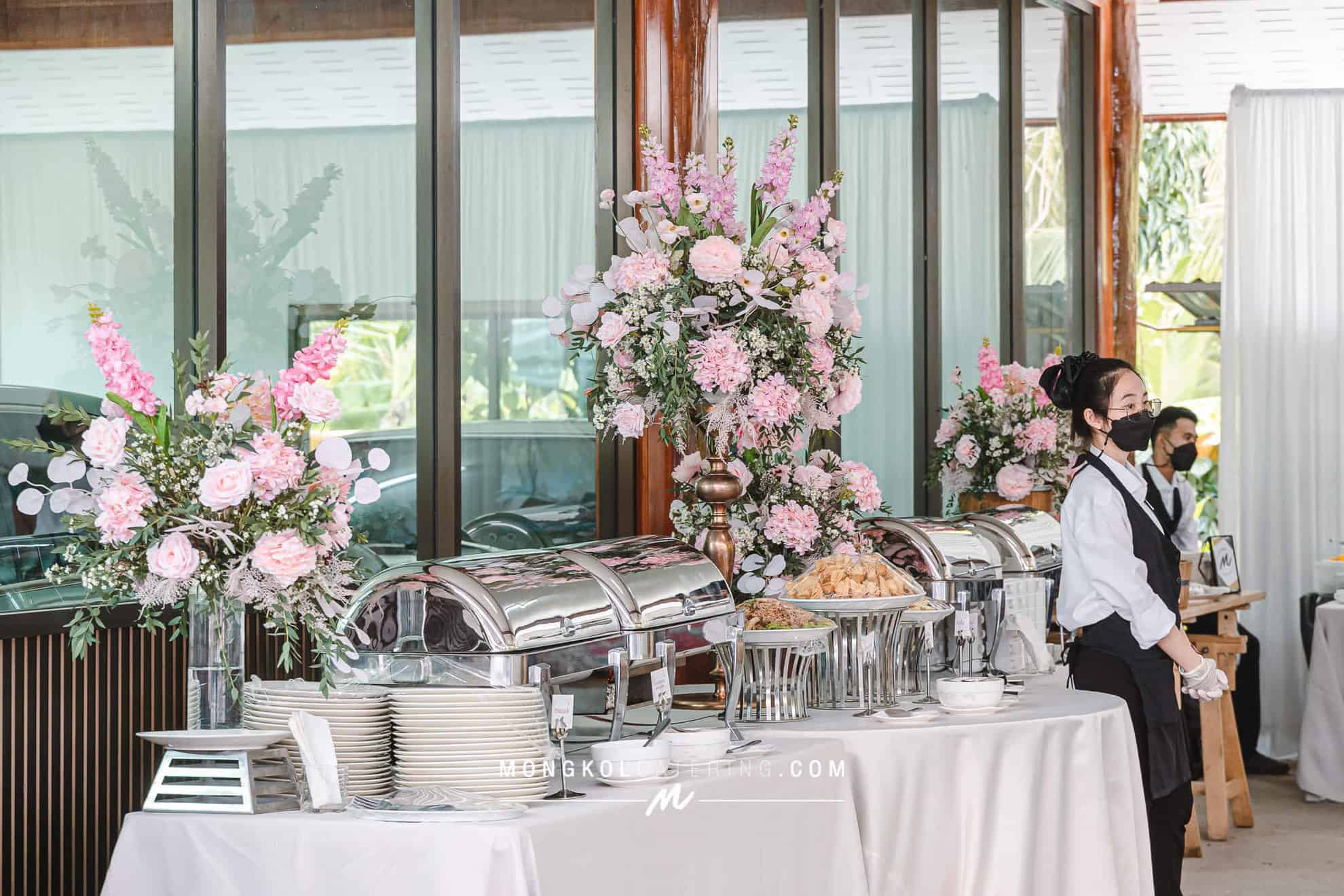 จัดเลี้ยงงานแต่งงาน จัดโต๊ะบุฟเฟต์สวยๆ สีเบจชมพู