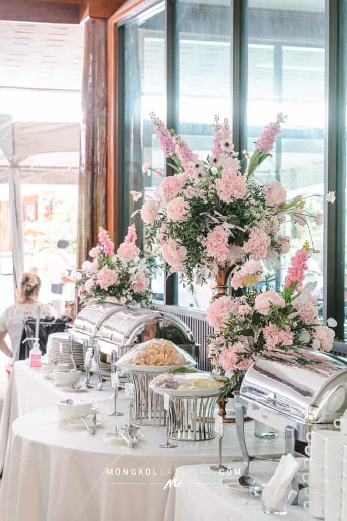 จัดเลี้ยงงานแต่งงาน จัดโต๊ะบุฟเฟต์สวยๆ สีเบจชมพู