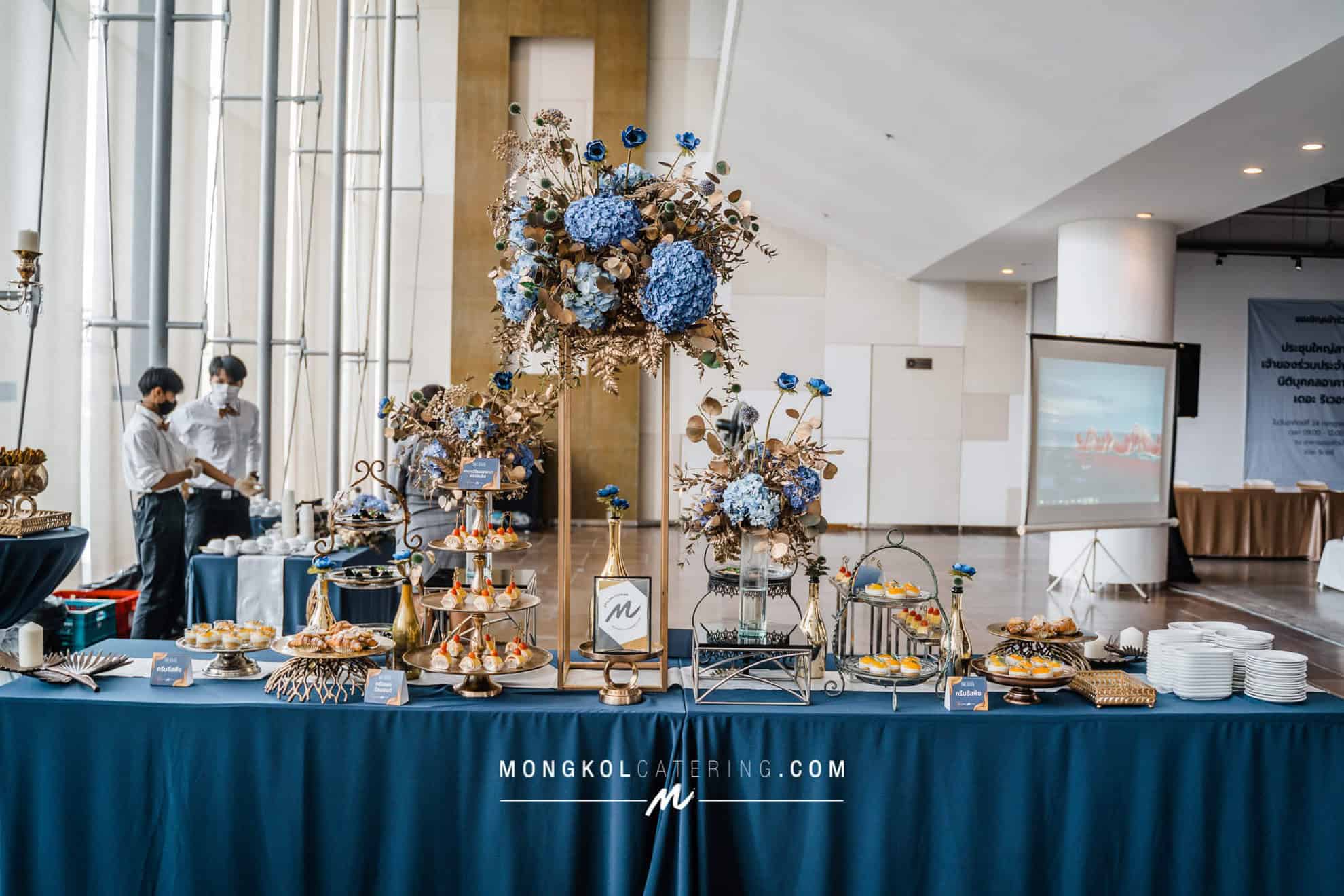 ขนม จัด เบรค พร้อมกาแฟอุ่นร้อน จัดโต๊ะสวยงามตีม น้ำเงินทอง @ The River