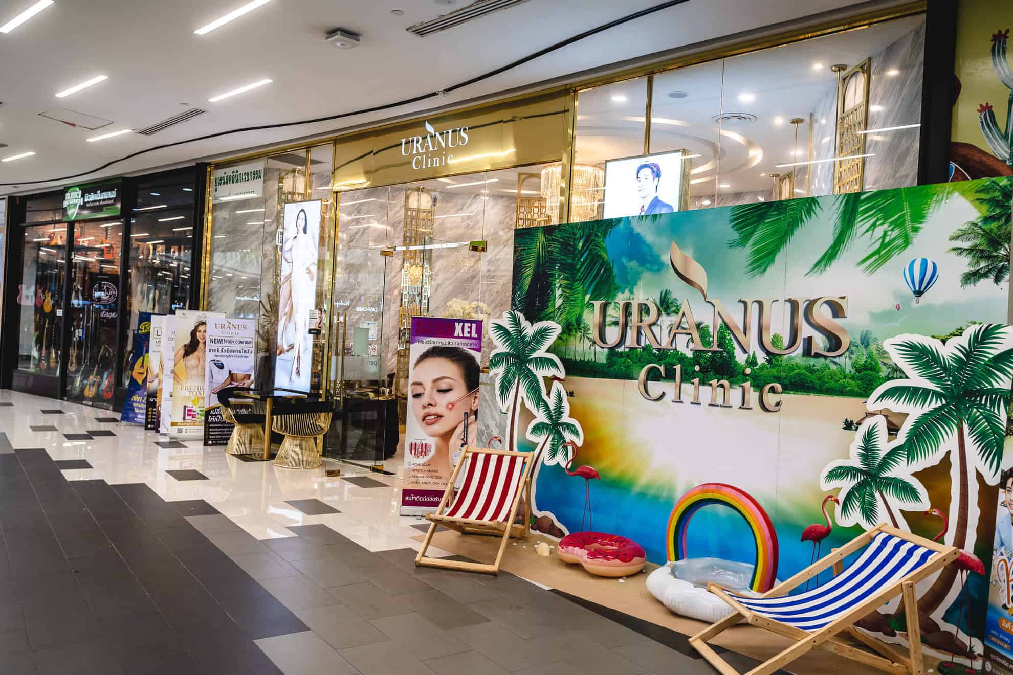 จัดค็อกเทลต้อนรับลูกค้า ตีมดำทอง @ Uranus Clinic ลาดกระบัง