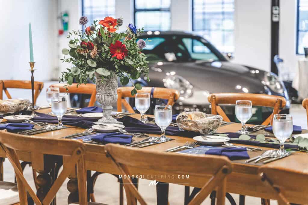 จัด Sit Down Dinner พร้อม จัดตกแต่งโต๊ะ Long Table ไม้สวยๆ Porsche 911 Assistant