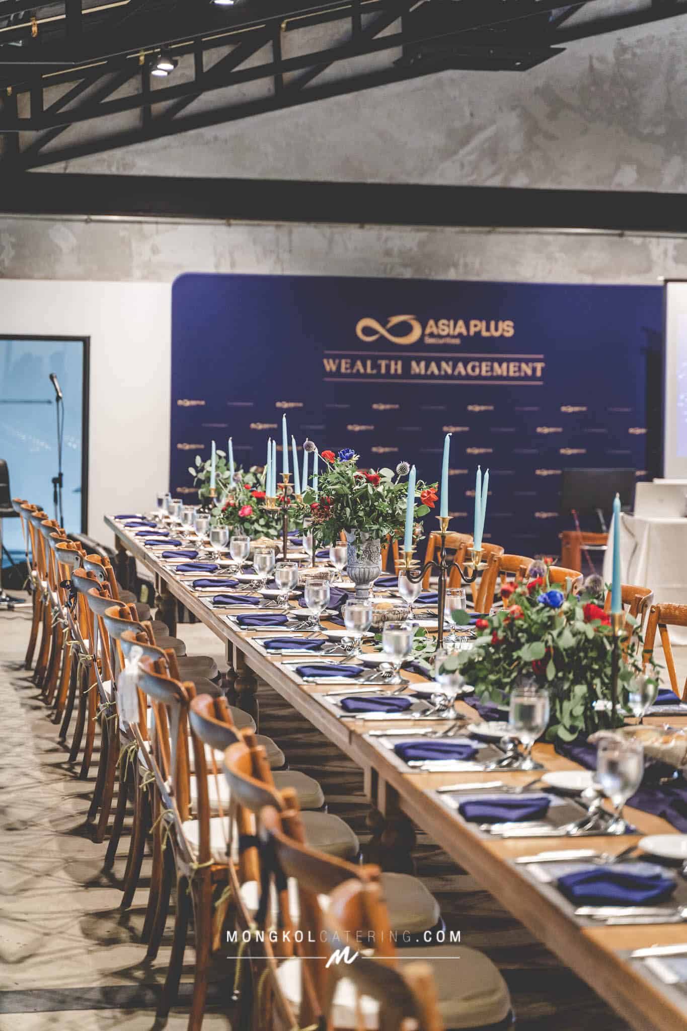 จัด Sit Down Dinner พร้อม จัดตกแต่งโต๊ะ Long Table ไม้สวยๆ Porsche 911 Assistant