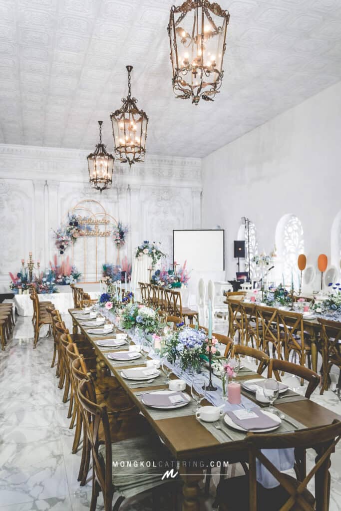 จัดโต๊ะไทย Long Table พร้อมตกแต่งบนโต๊ะและสถานที่สวยงาม @ L’ensemble Studio (ลอง ซอม เบลอ)
