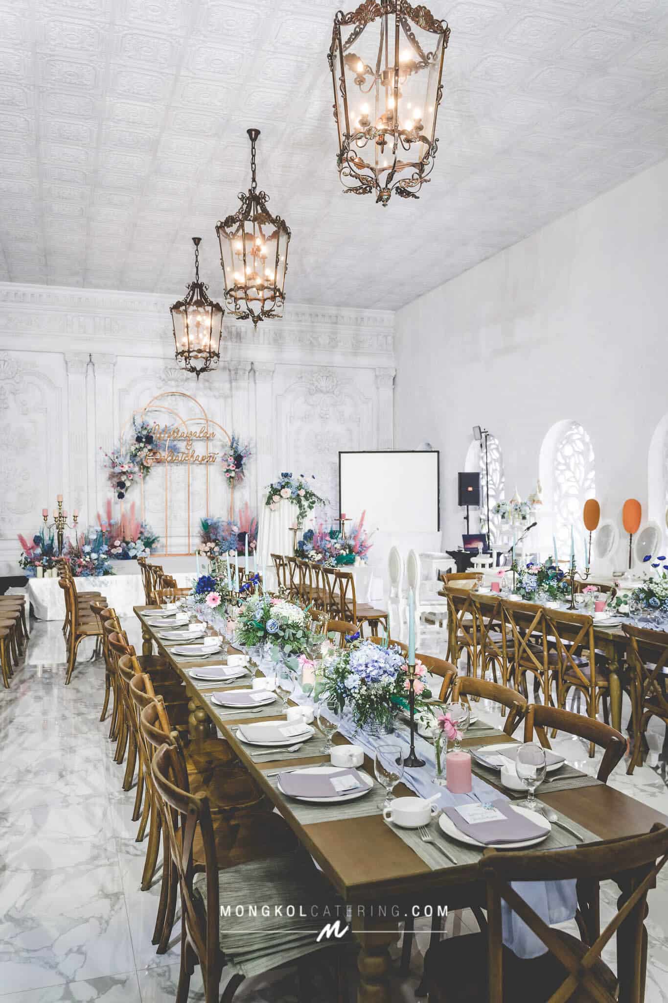 จัดโต๊ะไทย Long Table พร้อมตกแต่งบนโต๊ะและสถานที่สวยงาม @ L’ensemble Studio (ลอง ซอม เบลอ)