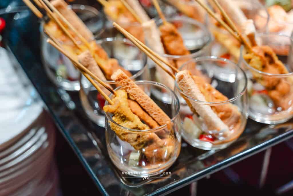 Crispy skewers with dipping sauce served in clear glasses, ideal for Thai event catering in Thailand.