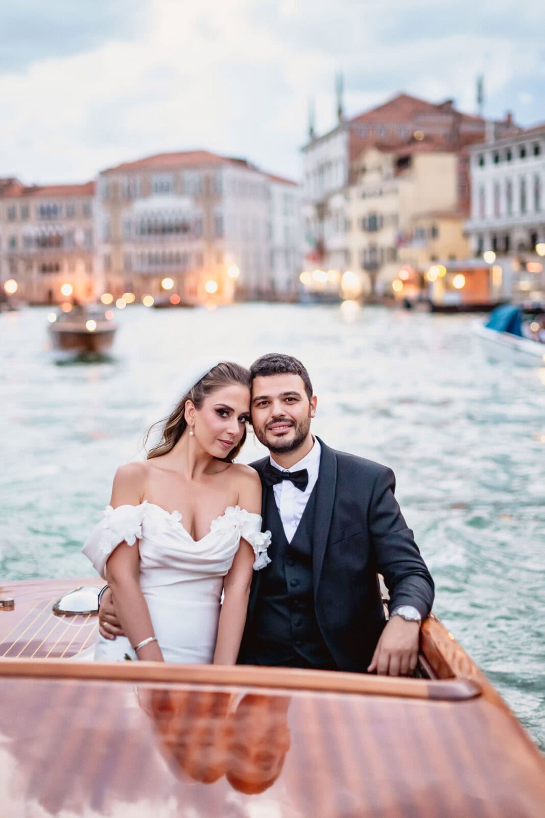 Couple photography in taxi across the canal grande in Venice at golden hour — Laure Jacquemin, photographer in Venice Italy