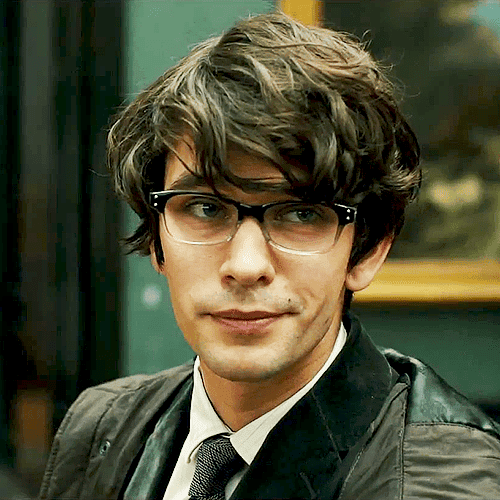 Hombre con unas gafas muy grandes en la parte superior