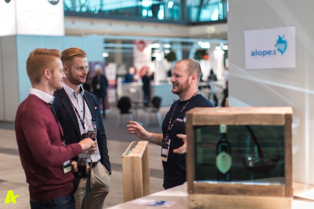 Eventfotograf Stuttgart- Alexander Klarmann - Eventfotografie in der Messe Stuttgart für das Karlsruher Startup Alopex, die ihr Produkt den Besuchern erklären