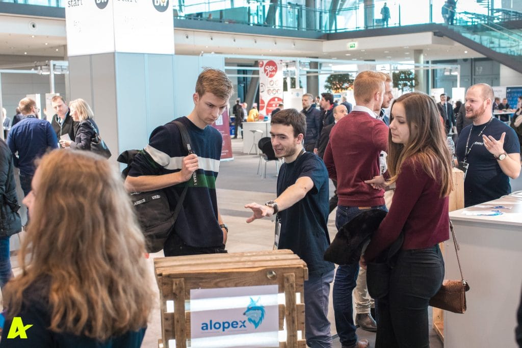 Eventfotograf Stuttgart- Alexander Klarmann - Eventfotografie in der Messe Stuttgart für das Karlsruher Startup Alopex, hier beim Erklären ihres transparenten Displays