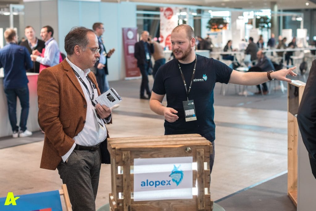 Eventfotograf Stuttgart- Alexander Klarmann - Eventfotografie in der Messe Stuttgart für das Karlsruher Startup Alopex, hier beim Erklären ihres transparenten Displays