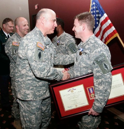 Mike Manley receiving the Soldier's Medal in 2007.