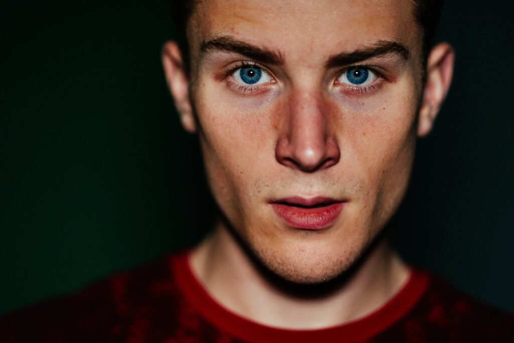 Close-up van een gladgeschoren man