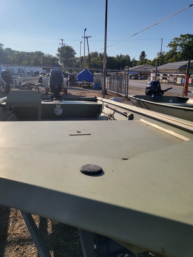 Boat dealership, boats, outboard motors, Camp & Cruise, watercraft sales and service center.