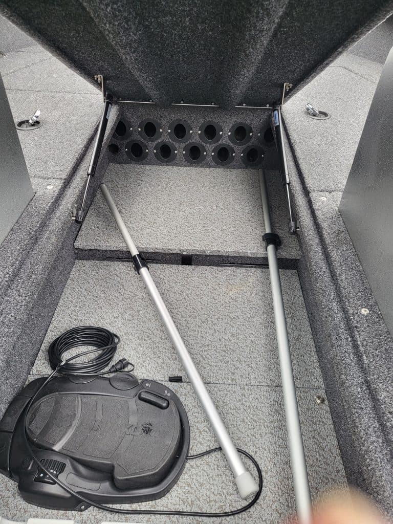 Storage compartment with rods and accessories for KingFisher 1925 Arrow Sport.