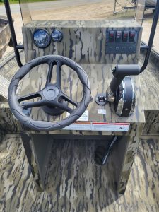 Boat control console with steering wheel and throttle for SeaArk Shadow 18J CC.