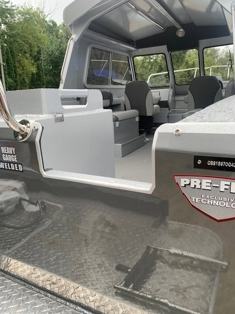 Boat interior with seating and windows for KingFisher 2225 Escape HT.