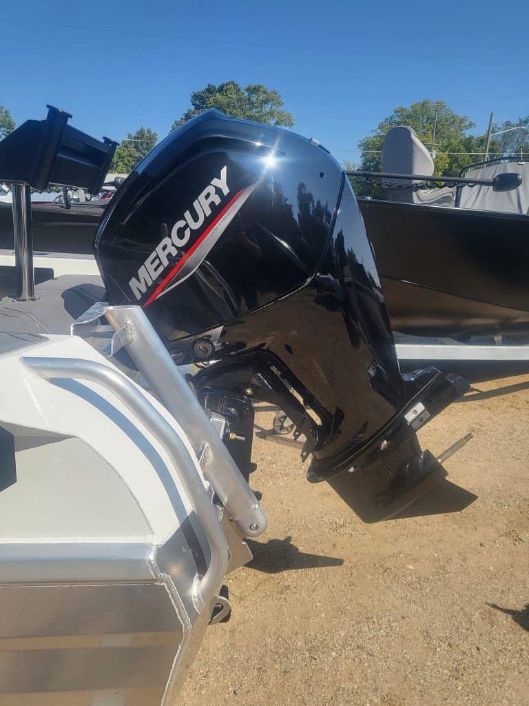 High-performance Mercury outboard motor for boats, ideal for fishing and recreational activities.