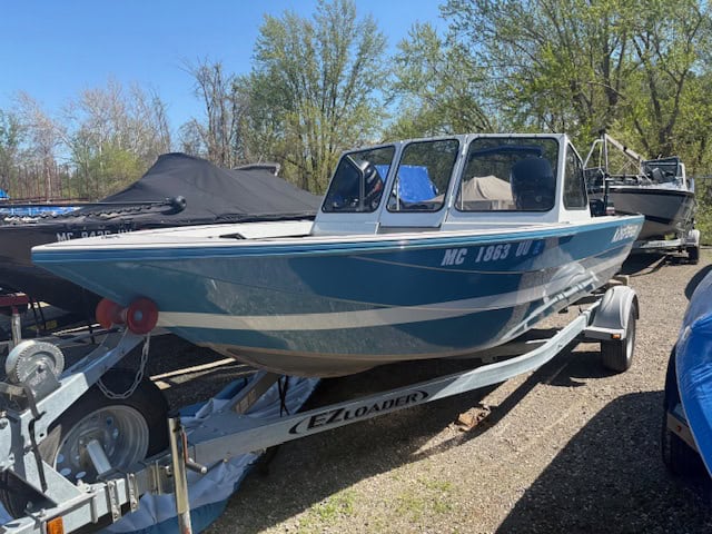 Speedboat for rent at Camp & Cruise, perfect for boating and water recreation.