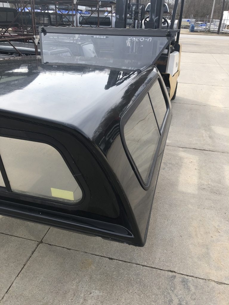Weather-resistant truck bed cap for pickups, ideal for storage and protection.