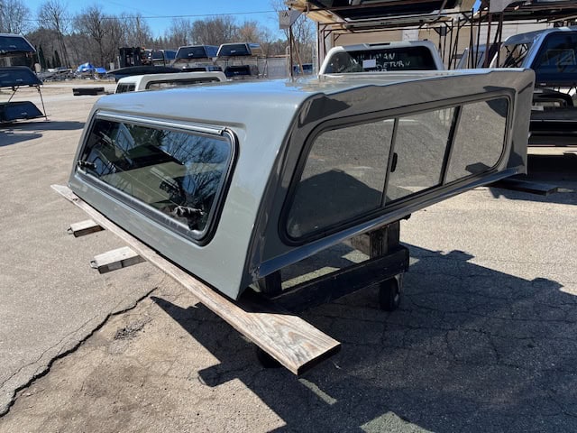 Gray truck cap with tinted windows for RAM 1500, 76" body, ceramic gray color.