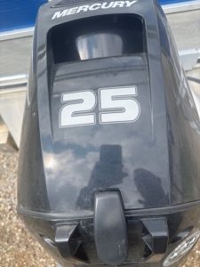 Boat motor Mercury 25 HP at Camp and Cruise, ideal for fishing and recreational boating.