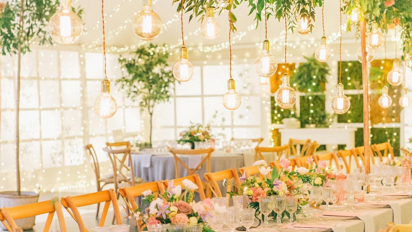 Spring Table Decor: Bright and Beautiful Ideas